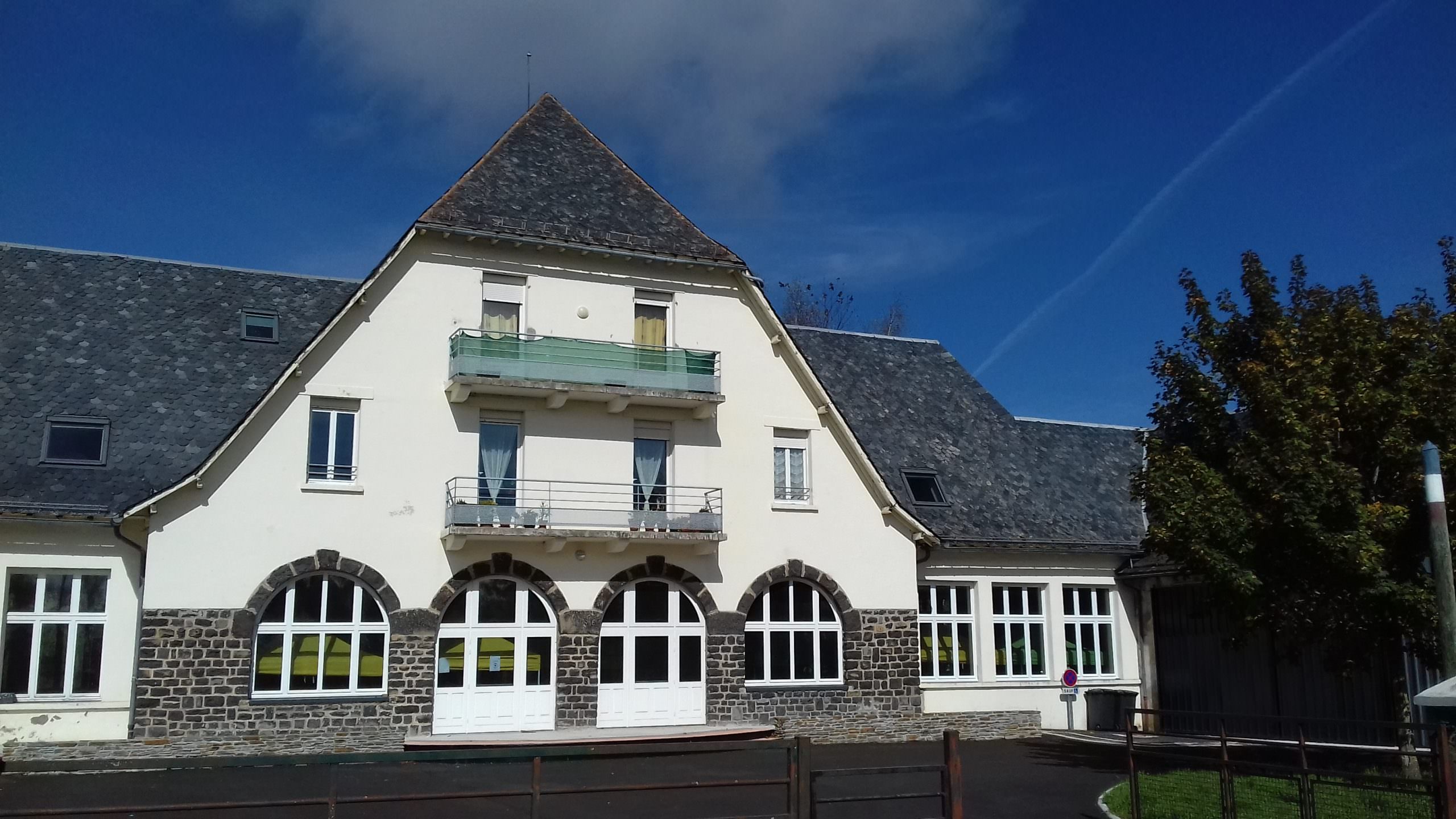 Ancienne école réhabilitée en salles de réunion